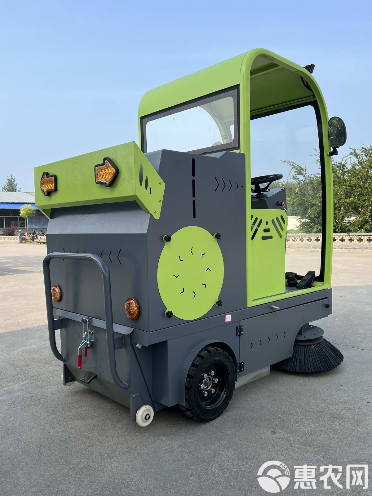 半封閉式電動(dòng)三輪掃地車 物業(yè)管理中的高效清潔新模式